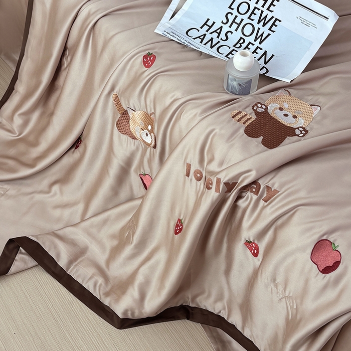 91家纺网 家纺一手货源 找家纺 波比可可 2026新款春夏凉感莱赛尔60支兰精天丝绣花夏被四件套 小浣熊 棕