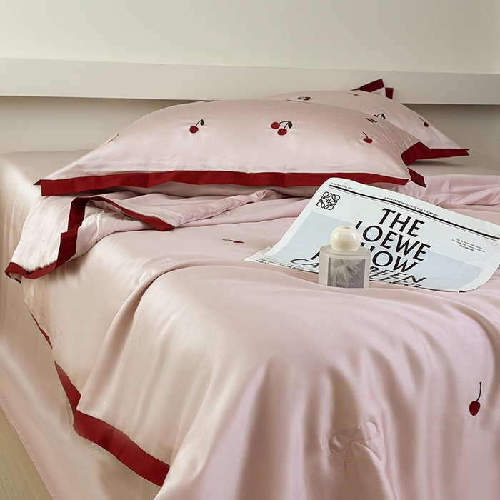 91家纺网 家纺一手货源 找家纺 波比可可 2026新款春夏凉感莱赛尔60支兰精天丝绣花夏被四件套 小樱桃   粉