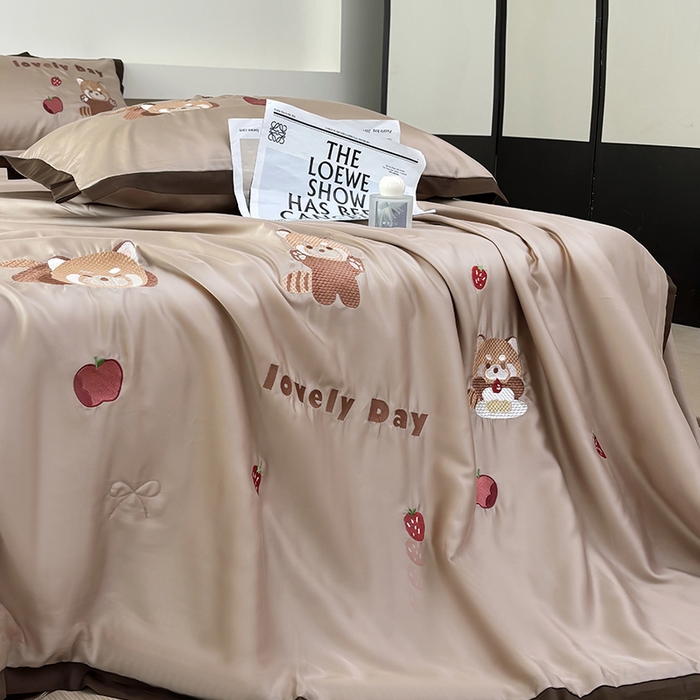 91家纺网 家纺一手货源 找家纺 波比可可 2026新款春夏凉感莱赛尔60支兰精天丝绣花夏被四件套 小浣熊 棕
