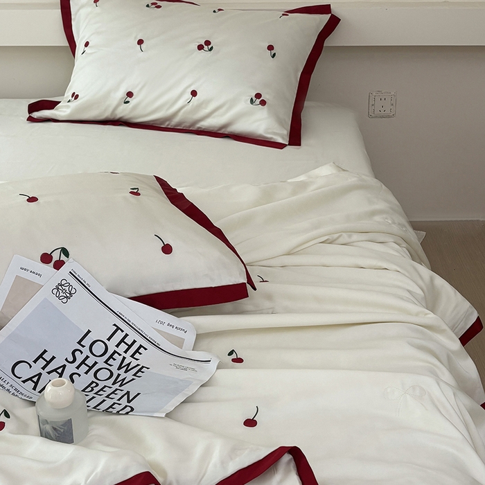 91家纺网 家纺一手货源 找家纺 波比可可 2026新款春夏凉感莱赛尔60支兰精天丝绣花夏被四件套 小樱桃  米