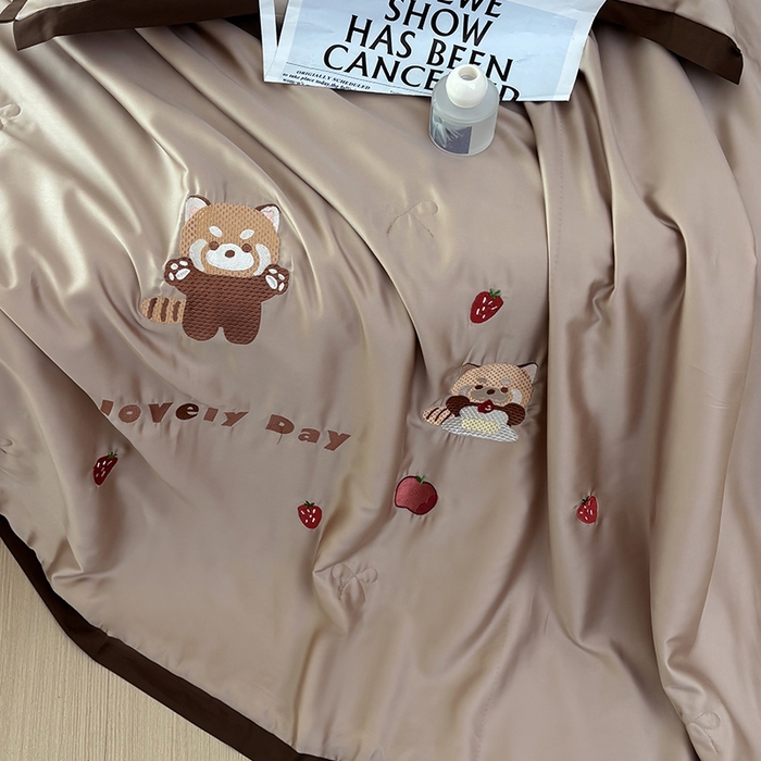91家纺网 家纺一手货源 找家纺 波比可可 2026新款春夏凉感莱赛尔60支兰精天丝绣花夏被四件套 小浣熊 棕