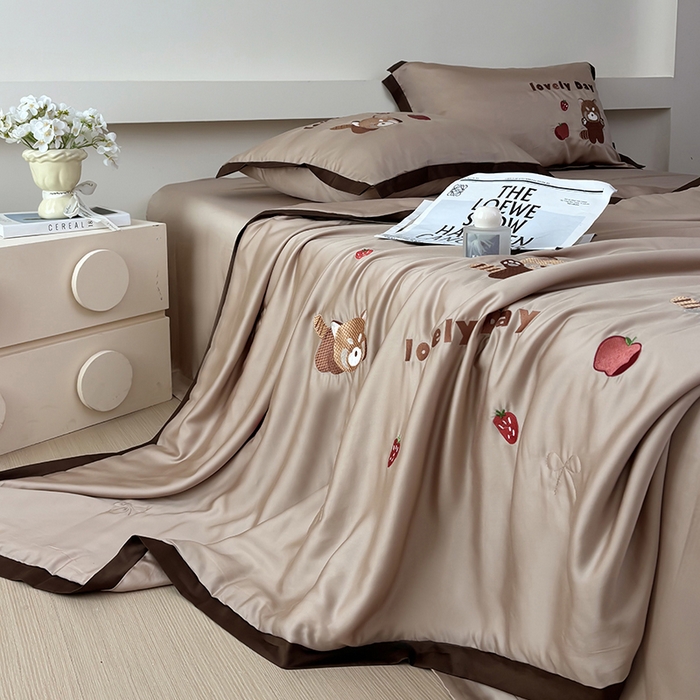 91家纺网 家纺一手货源 找家纺 波比可可 2026新款春夏凉感莱赛尔60支兰精天丝绣花夏被四件套 小浣熊 棕