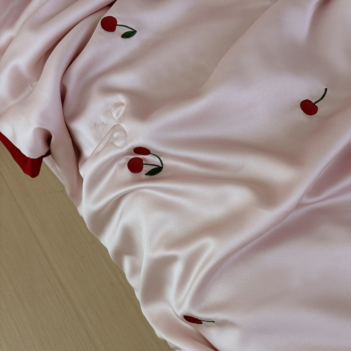 91家纺网 家纺一手货源 找家纺 波比可可 2026新款春夏凉感莱赛尔60支兰精天丝绣花夏被四件套 小樱桃   粉
