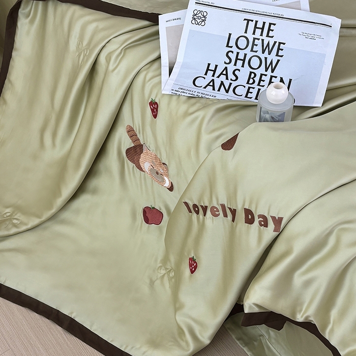91家纺网 家纺一手货源 找家纺 波比可可 2026新款春夏凉感莱赛尔60支兰精天丝绣花夏被四件套 小浣熊  绿