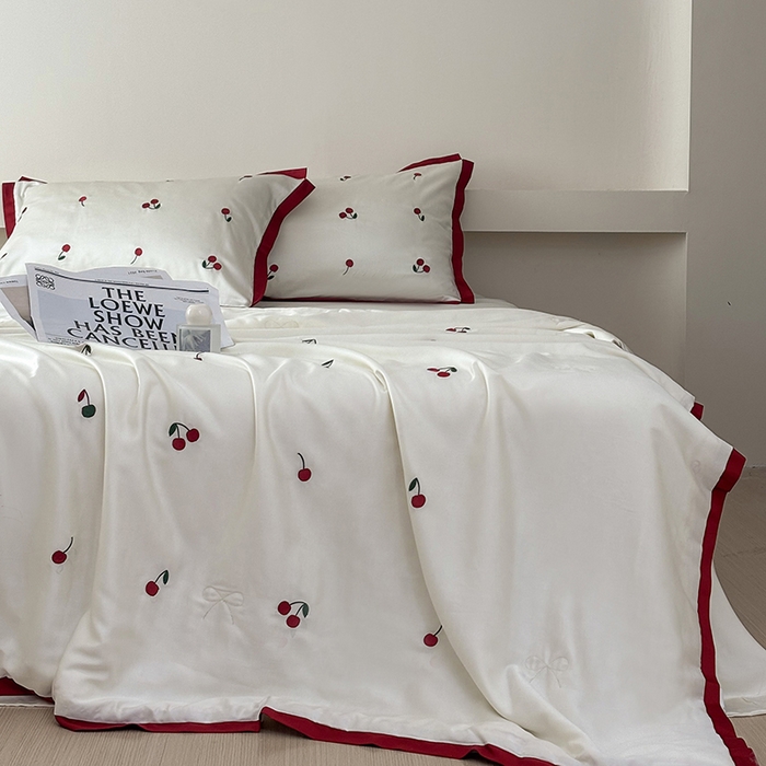 91家纺网 家纺一手货源 找家纺 波比可可 2026新款春夏凉感莱赛尔60支兰精天丝绣花夏被四件套 小樱桃  米