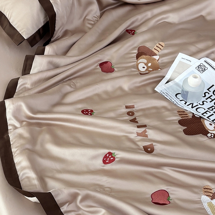 91家纺网 家纺一手货源 找家纺 波比可可 2026新款春夏凉感莱赛尔60支兰精天丝绣花夏被四件套 小浣熊 棕