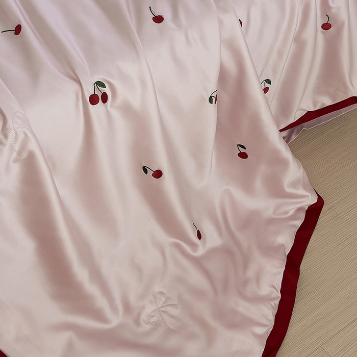 91家纺网 家纺一手货源 找家纺 波比可可 2026新款春夏凉感莱赛尔60支兰精天丝绣花夏被四件套 小樱桃   粉