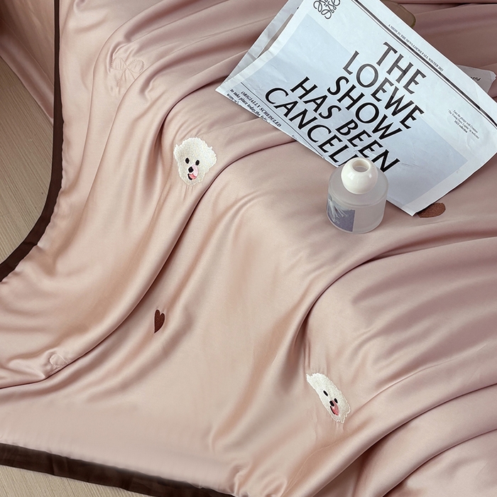 91家纺网 家纺一手货源 找家纺 波比可可 2026新款春夏凉感莱赛尔60支兰精天丝绣花夏被四件套 小美好  粉