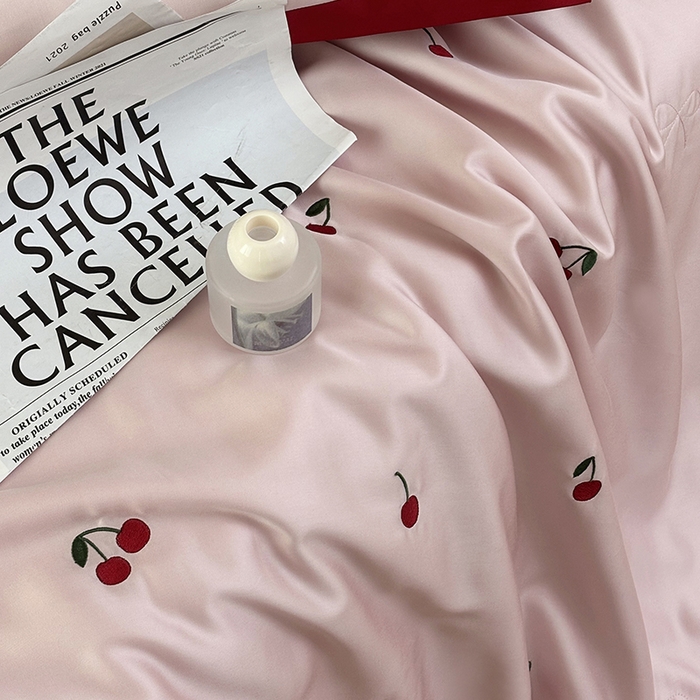 91家纺网 家纺一手货源 找家纺 波比可可 2026新款春夏凉感莱赛尔60支兰精天丝绣花夏被四件套 小樱桃   粉