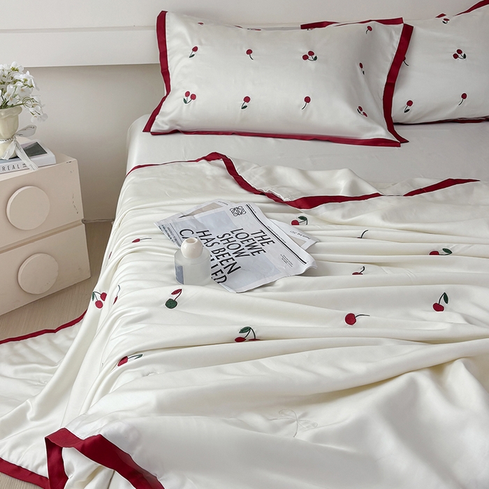 91家纺网 家纺一手货源 找家纺 波比可可 2026新款春夏凉感莱赛尔60支兰精天丝绣花夏被四件套 小樱桃  米