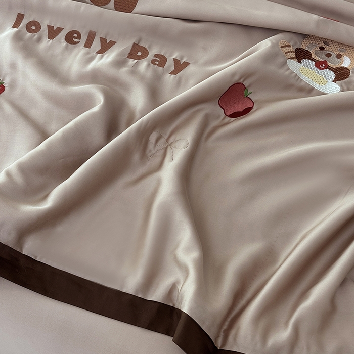 91家纺网 家纺一手货源 找家纺 波比可可 2026新款春夏凉感莱赛尔60支兰精天丝绣花夏被四件套 小浣熊 棕