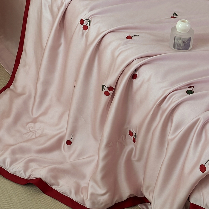 91家纺网 家纺一手货源 找家纺 波比可可 2026新款春夏凉感莱赛尔60支兰精天丝绣花夏被四件套 小樱桃   粉