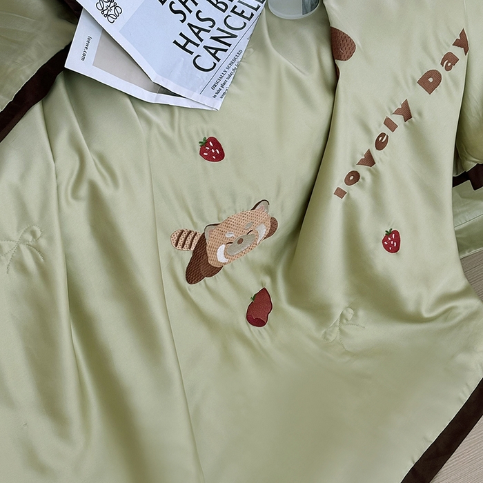 91家纺网 家纺一手货源 找家纺 波比可可 2026新款春夏凉感莱赛尔60支兰精天丝绣花夏被四件套 小浣熊  绿