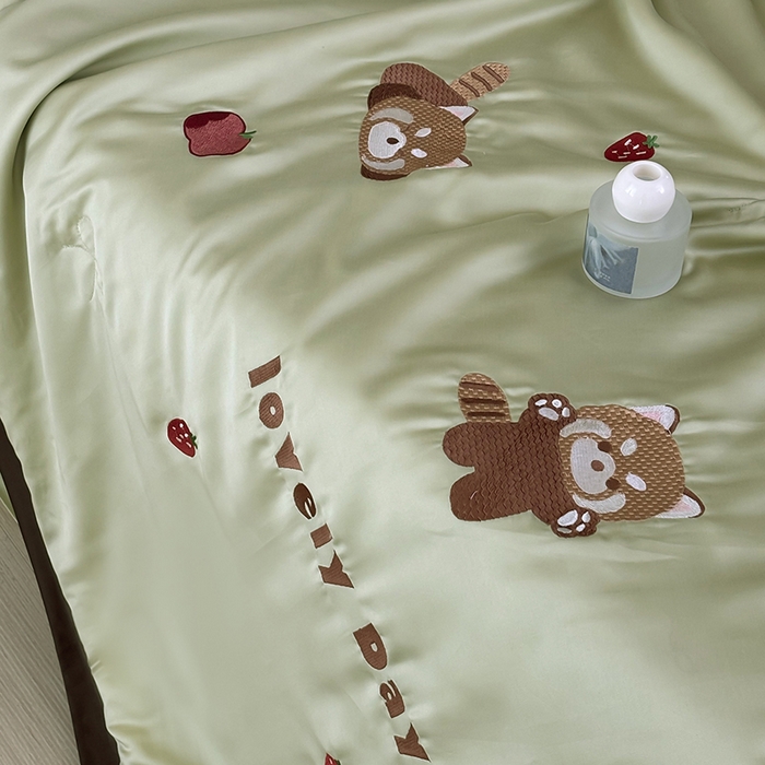 91家纺网 家纺一手货源 找家纺 波比可可 2026新款春夏凉感莱赛尔60支兰精天丝绣花夏被四件套 小浣熊  绿