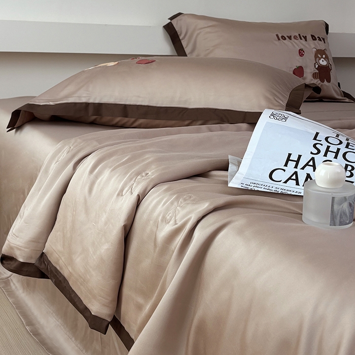 91家纺网 家纺一手货源 找家纺 波比可可 2026新款春夏凉感莱赛尔60支兰精天丝绣花夏被四件套 小浣熊 棕