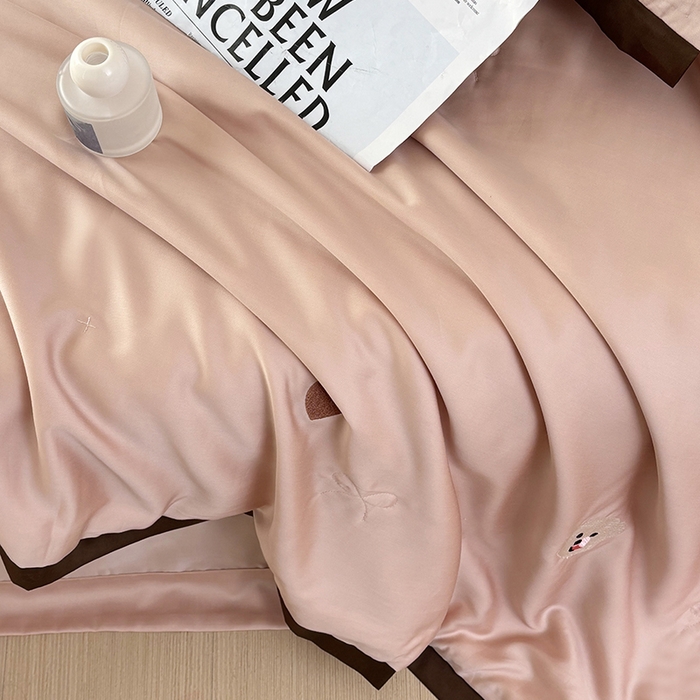 91家纺网 家纺一手货源 找家纺 波比可可 2026新款春夏凉感莱赛尔60支兰精天丝绣花夏被四件套 小美好  粉