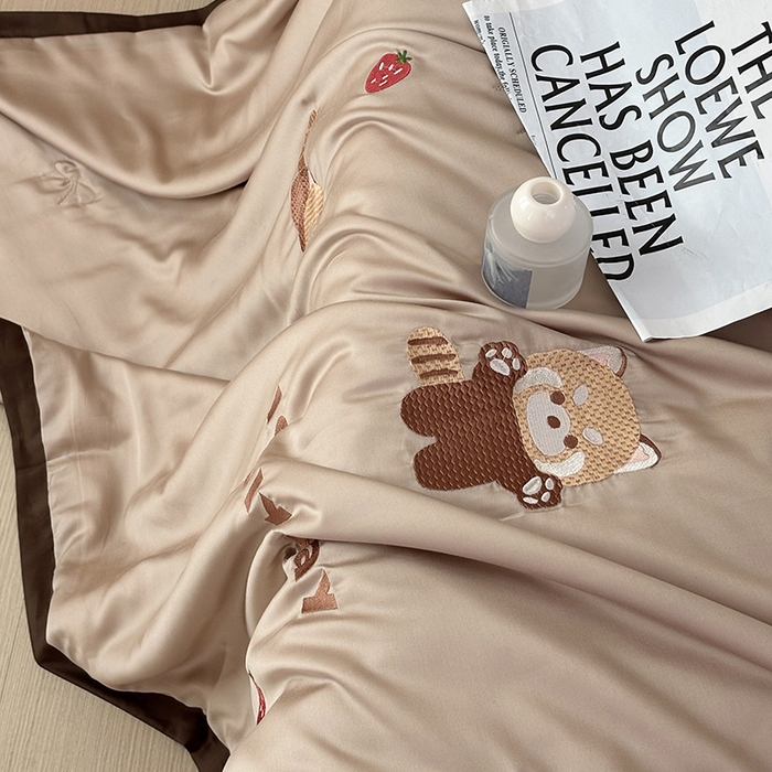91家纺网 家纺一手货源 找家纺 波比可可 2026新款春夏凉感莱赛尔60支兰精天丝绣花夏被四件套 小浣熊 棕