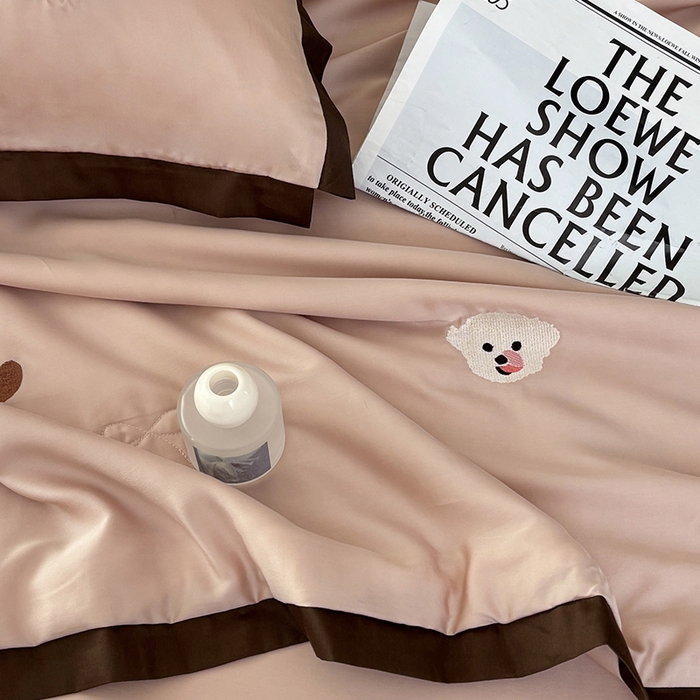 91家纺网 家纺一手货源 找家纺 波比可可 2026新款春夏凉感莱赛尔60支兰精天丝绣花夏被四件套 小美好  粉