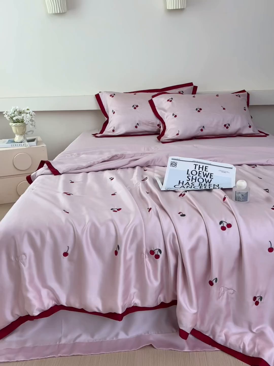 91家纺网 家纺一手货源 找家纺 波比可可 2026新款春夏凉感莱赛尔60支兰精天丝绣花夏被四件套 小樱桃   粉