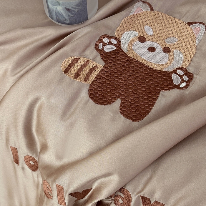 91家纺网 家纺一手货源 找家纺 波比可可 2026新款春夏凉感莱赛尔60支兰精天丝绣花夏被四件套 小浣熊 棕