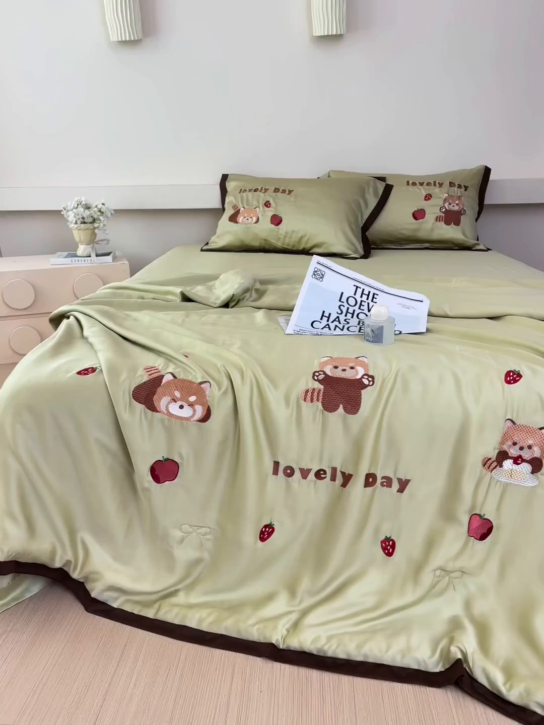 91家纺网 家纺一手货源 找家纺 波比可可 2026新款春夏凉感莱赛尔60支兰精天丝绣花夏被四件套 小浣熊  绿