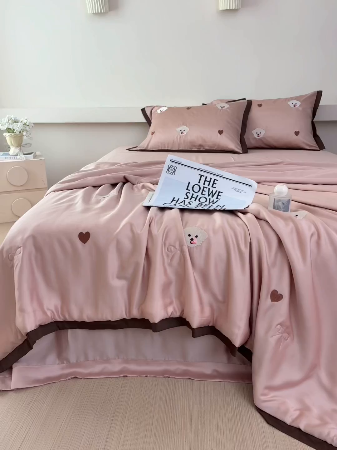 91家纺网 家纺一手货源 找家纺 波比可可 2026新款春夏凉感莱赛尔60支兰精天丝绣花夏被四件套 小美好  粉