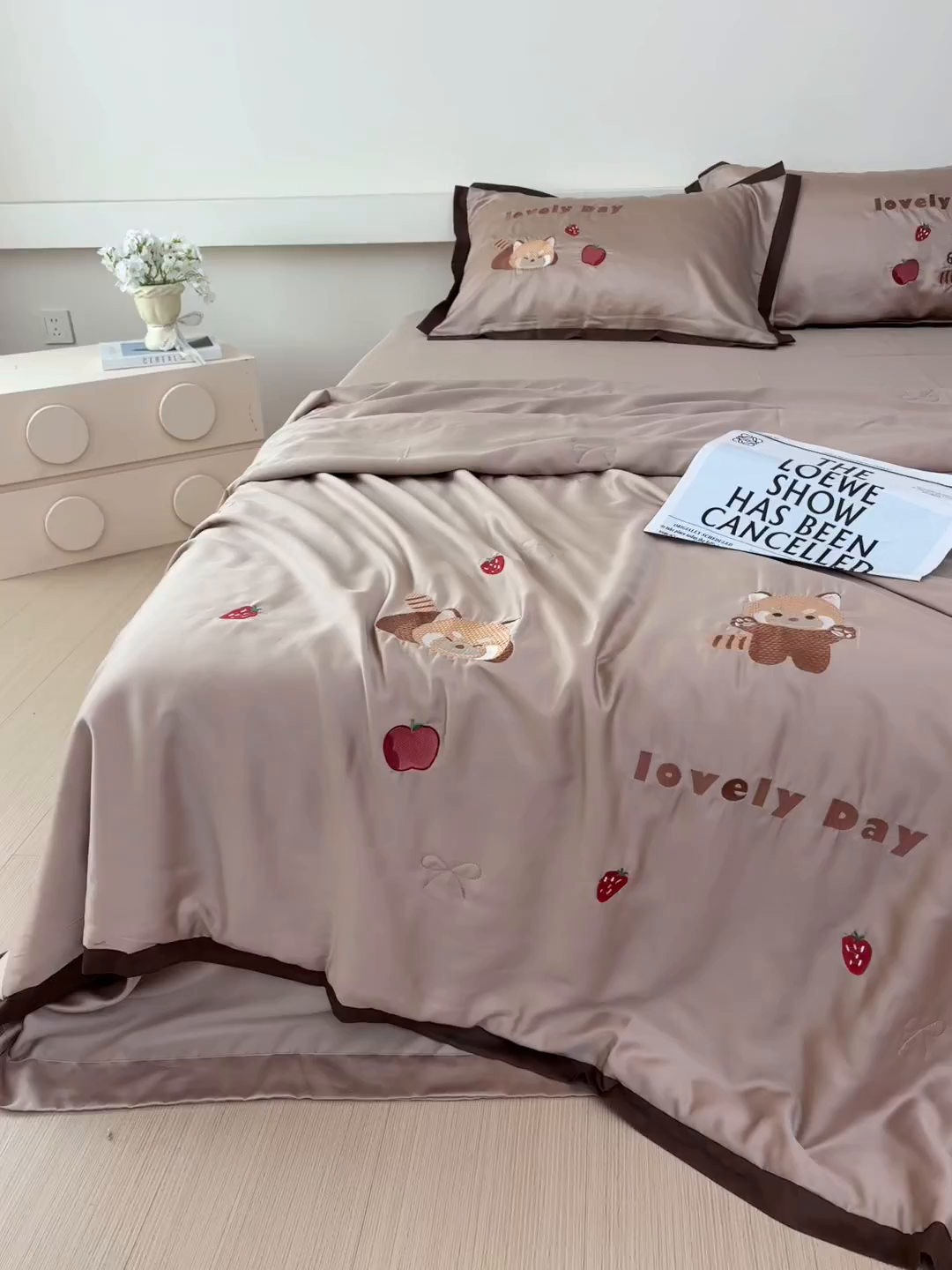 91家纺网 家纺一手货源 找家纺 波比可可 2026新款春夏凉感莱赛尔60支兰精天丝绣花夏被四件套 小浣熊 棕