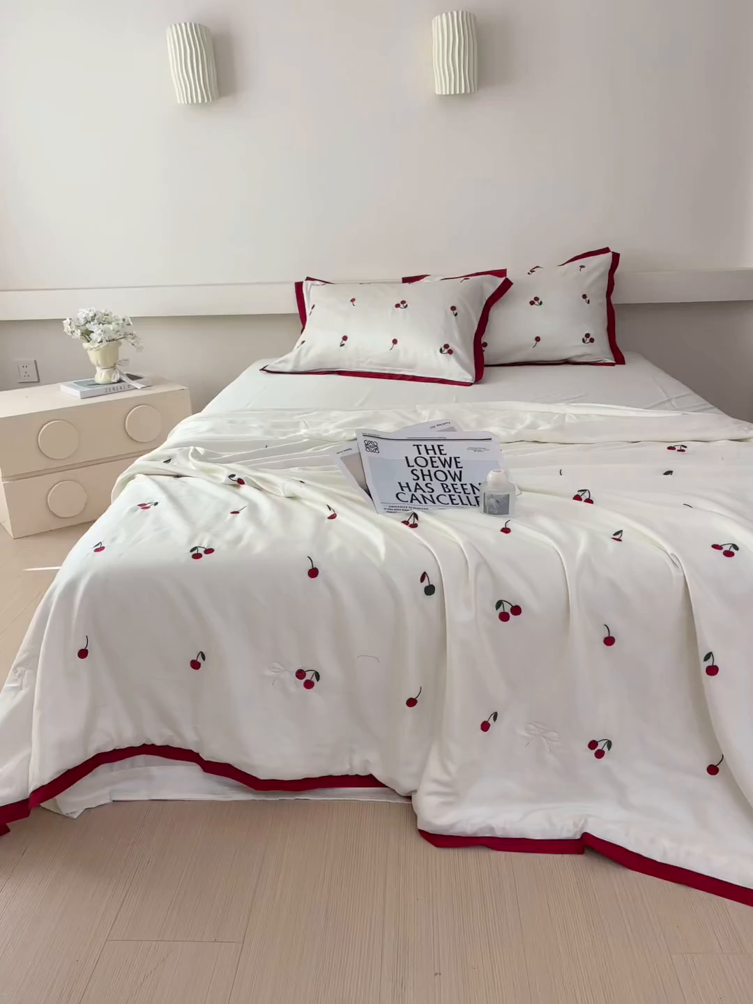 91家纺网 家纺一手货源 找家纺 波比可可 2026新款春夏凉感莱赛尔60支兰精天丝绣花夏被四件套 小樱桃  米