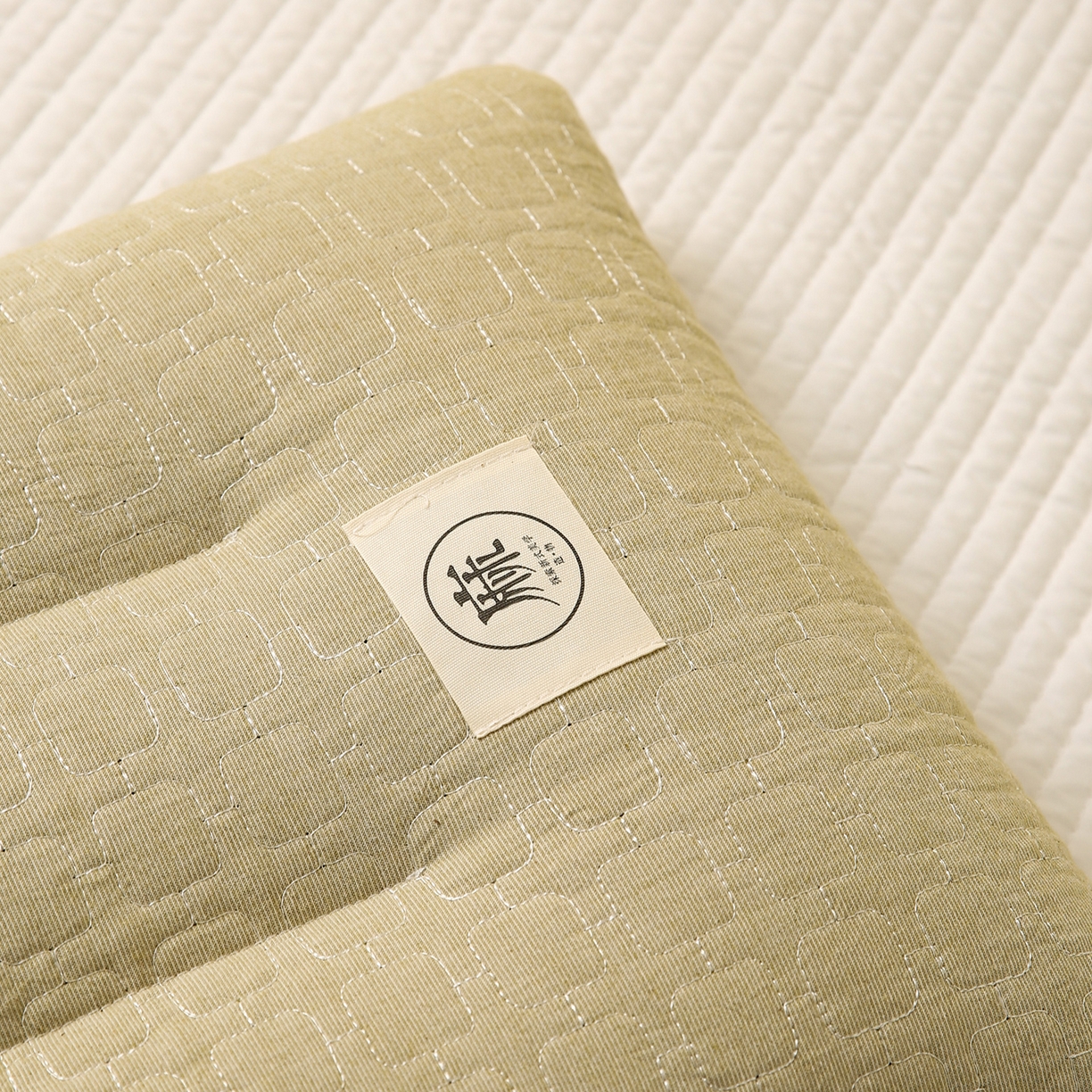 91家纺网 家纺一手货源 找家纺 （总）梦叶草 2026新款夹棉分区护颈荞麦枕