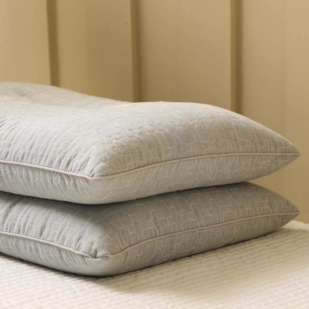 91家纺网 家纺一手货源 找家纺 梦叶草 2026新款夹棉分区护颈荞麦枕 三分区护颈荞麦枕-灰色