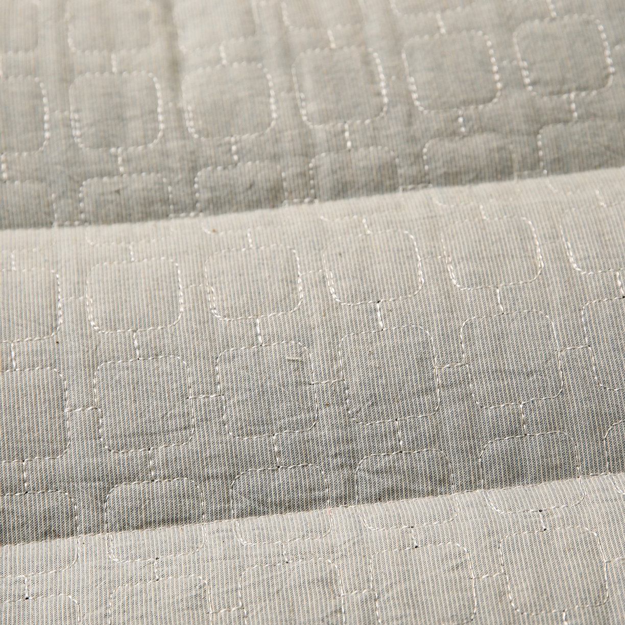 91家纺网 家纺一手货源 找家纺 梦叶草 2026新款夹棉分区护颈荞麦枕 三分区护颈荞麦枕-灰色