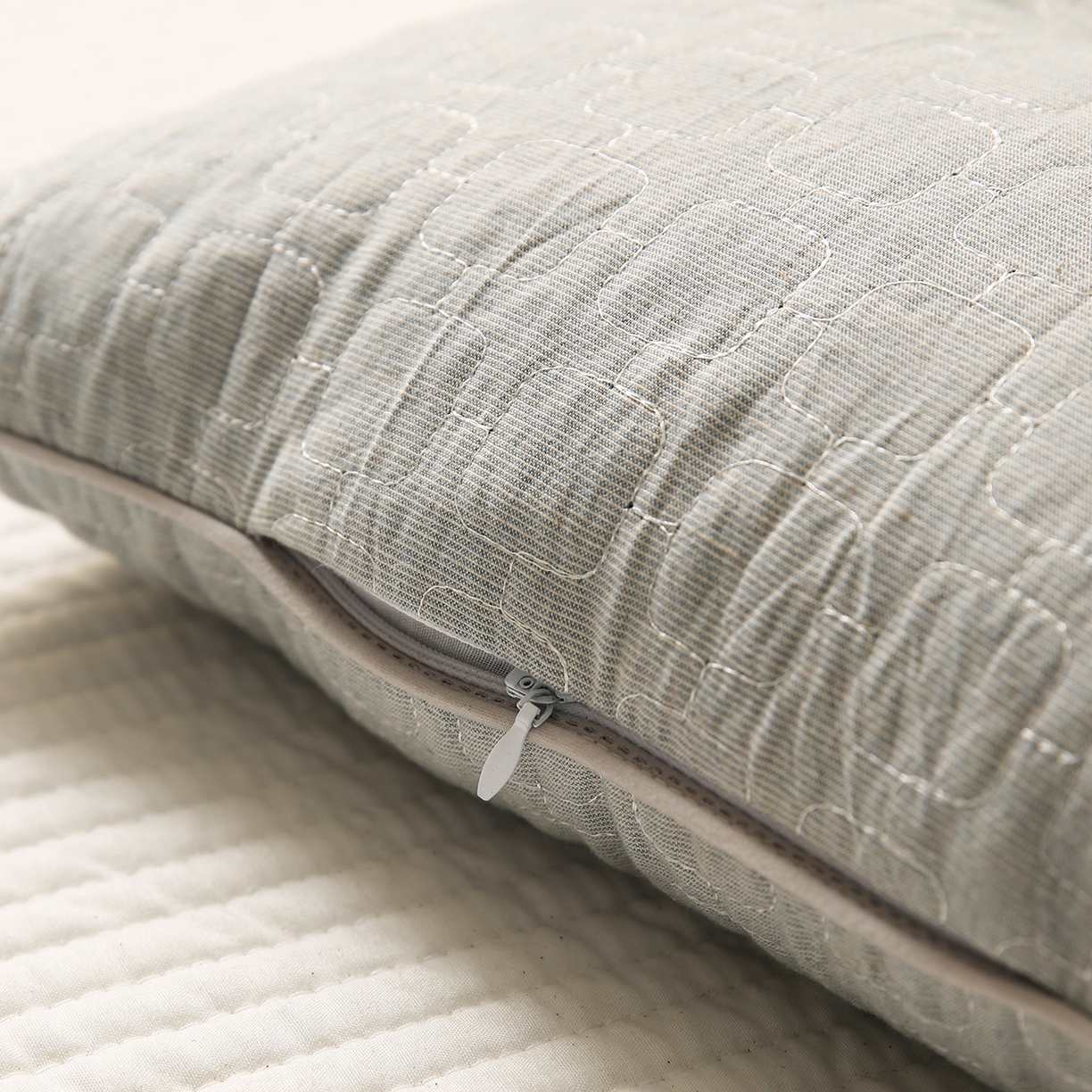 91家纺网 家纺一手货源 找家纺 梦叶草 2026新款夹棉分区护颈荞麦枕 三分区护颈荞麦枕-灰色