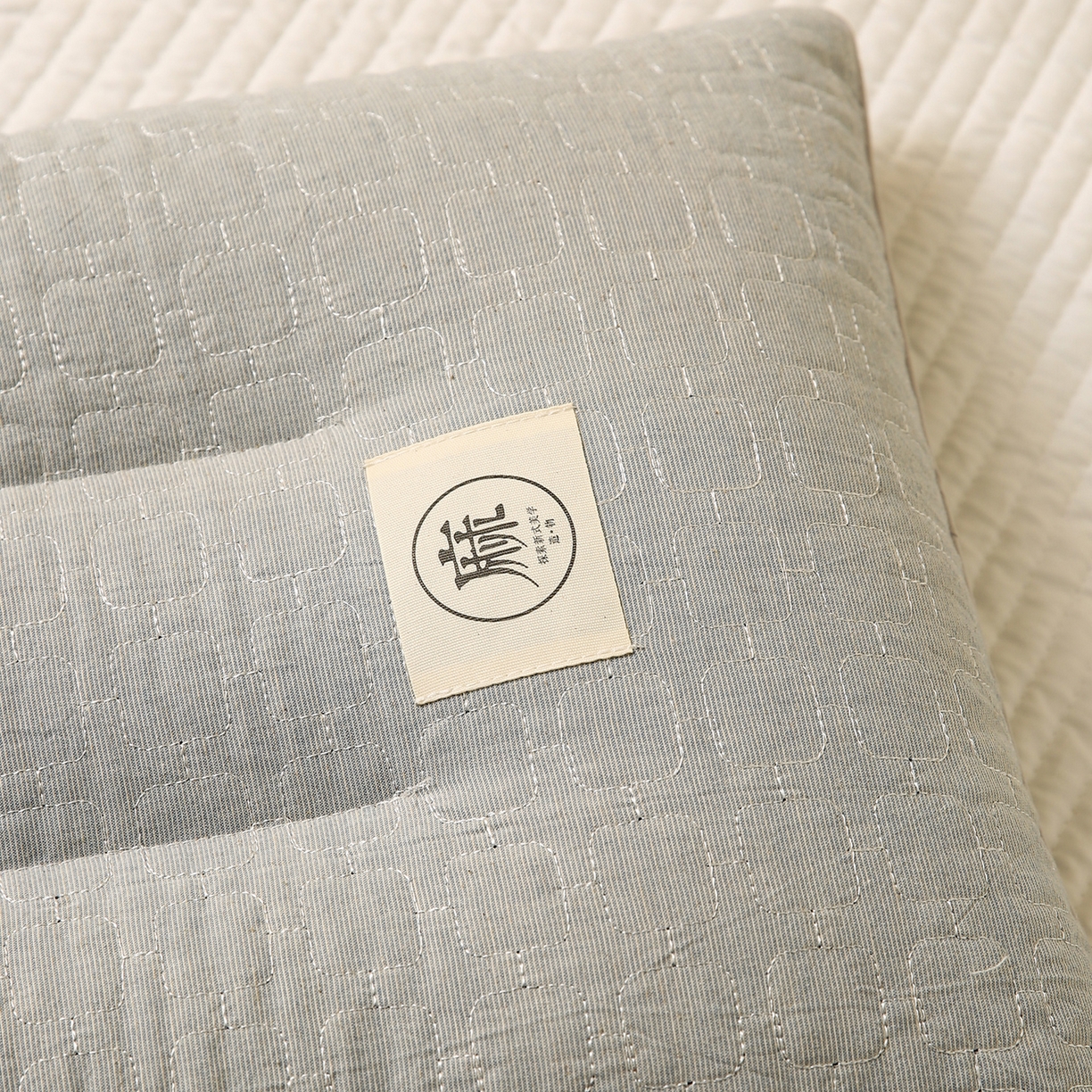 91家纺网 家纺一手货源 找家纺 梦叶草 2026新款夹棉分区护颈荞麦枕 三分区护颈荞麦枕-灰色