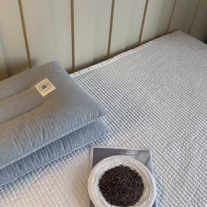 91家纺网 家纺一手货源 找家纺 梦叶草 2026新款夹棉分区护颈荞麦枕 三分区护颈荞麦枕-灰色