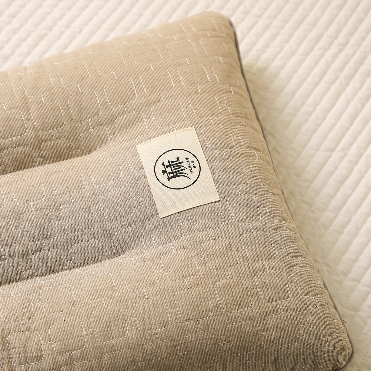 91家纺网 家纺一手货源 找家纺 梦叶草 2026新款夹棉分区护颈荞麦枕 三分区护颈荞麦枕-咖色