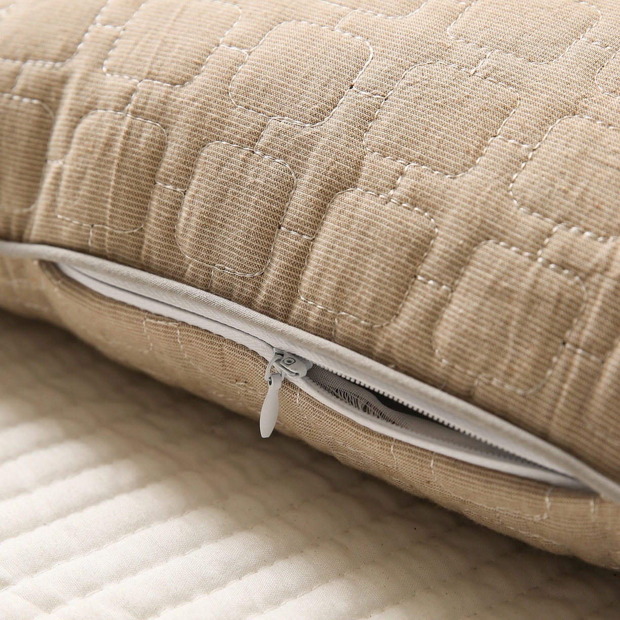 91家纺网 家纺一手货源 找家纺 梦叶草 2026新款夹棉分区护颈荞麦枕 三分区护颈荞麦枕-咖色