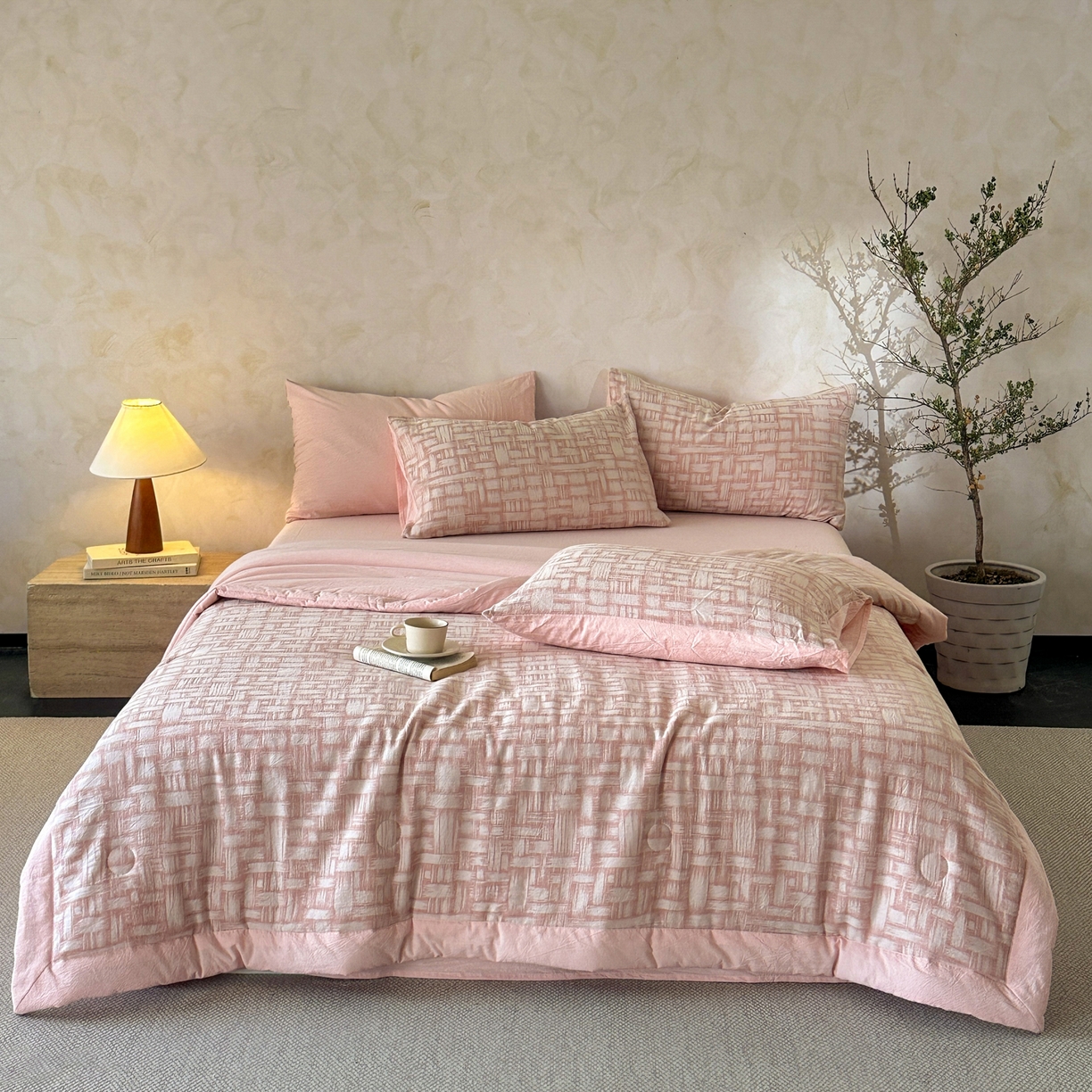 91家纺网 家纺一手货源 找家纺 如一 2026新款A类色织提花全棉双层纱水洗棉夏被夏凉被空调被四件套 浮光粉