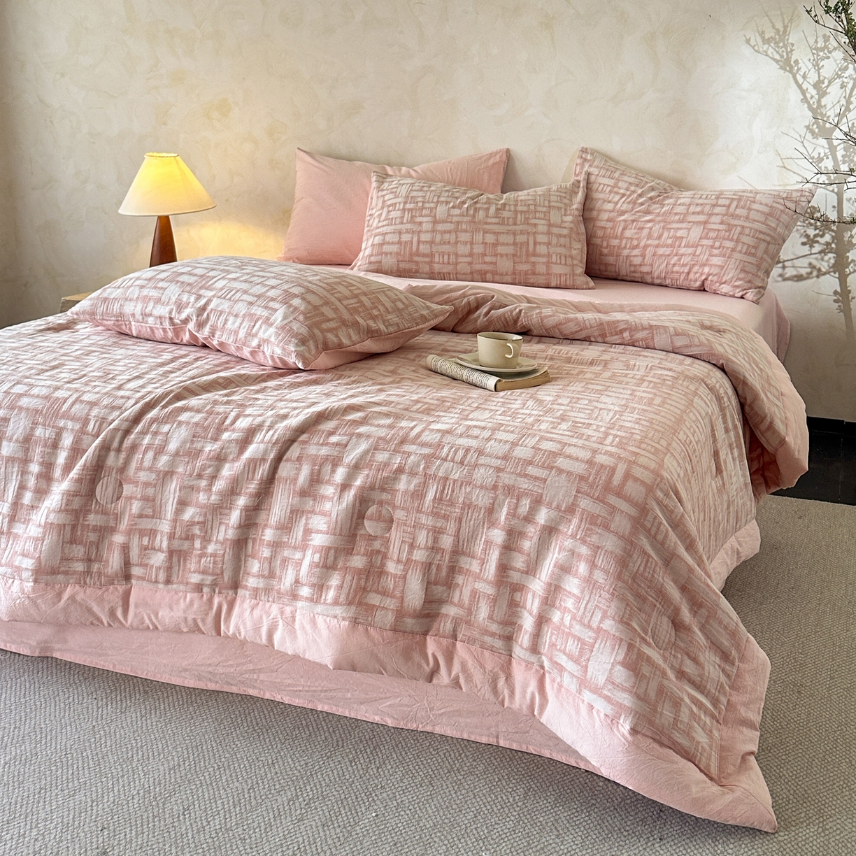 91家纺网 家纺一手货源 找家纺 如一 2026新款A类色织提花全棉双层纱水洗棉夏被夏凉被空调被四件套 浮光粉