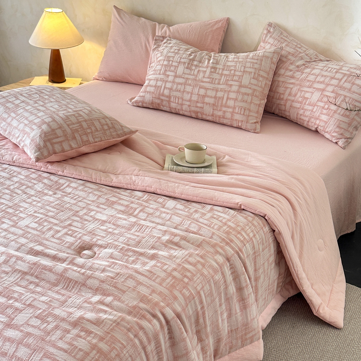 91家纺网 家纺一手货源 找家纺 如一 2026新款A类色织提花全棉双层纱水洗棉夏被夏凉被空调被四件套 浮光粉