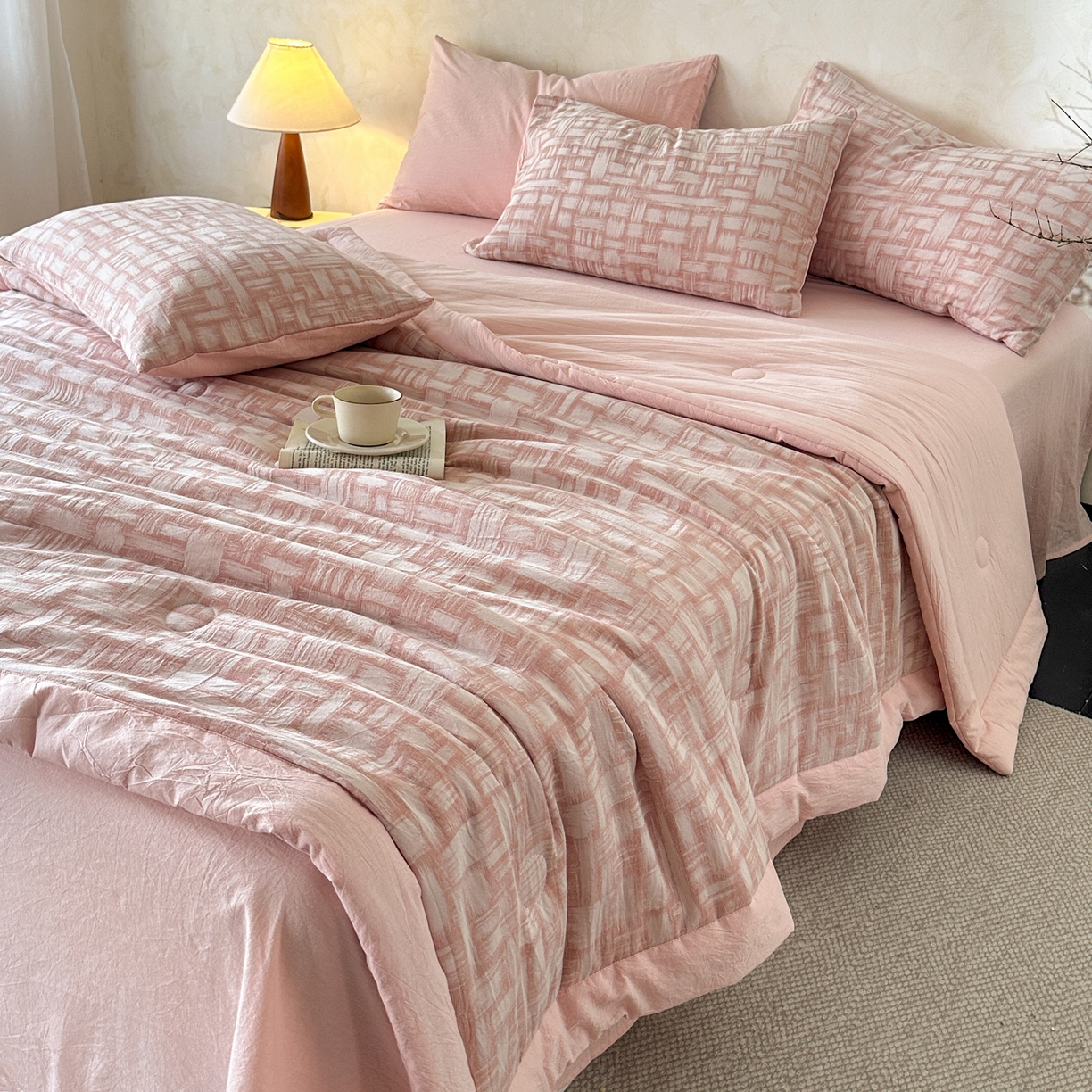 91家纺网 家纺一手货源 找家纺 如一 2026新款A类色织提花全棉双层纱水洗棉夏被夏凉被空调被四件套 浮光粉