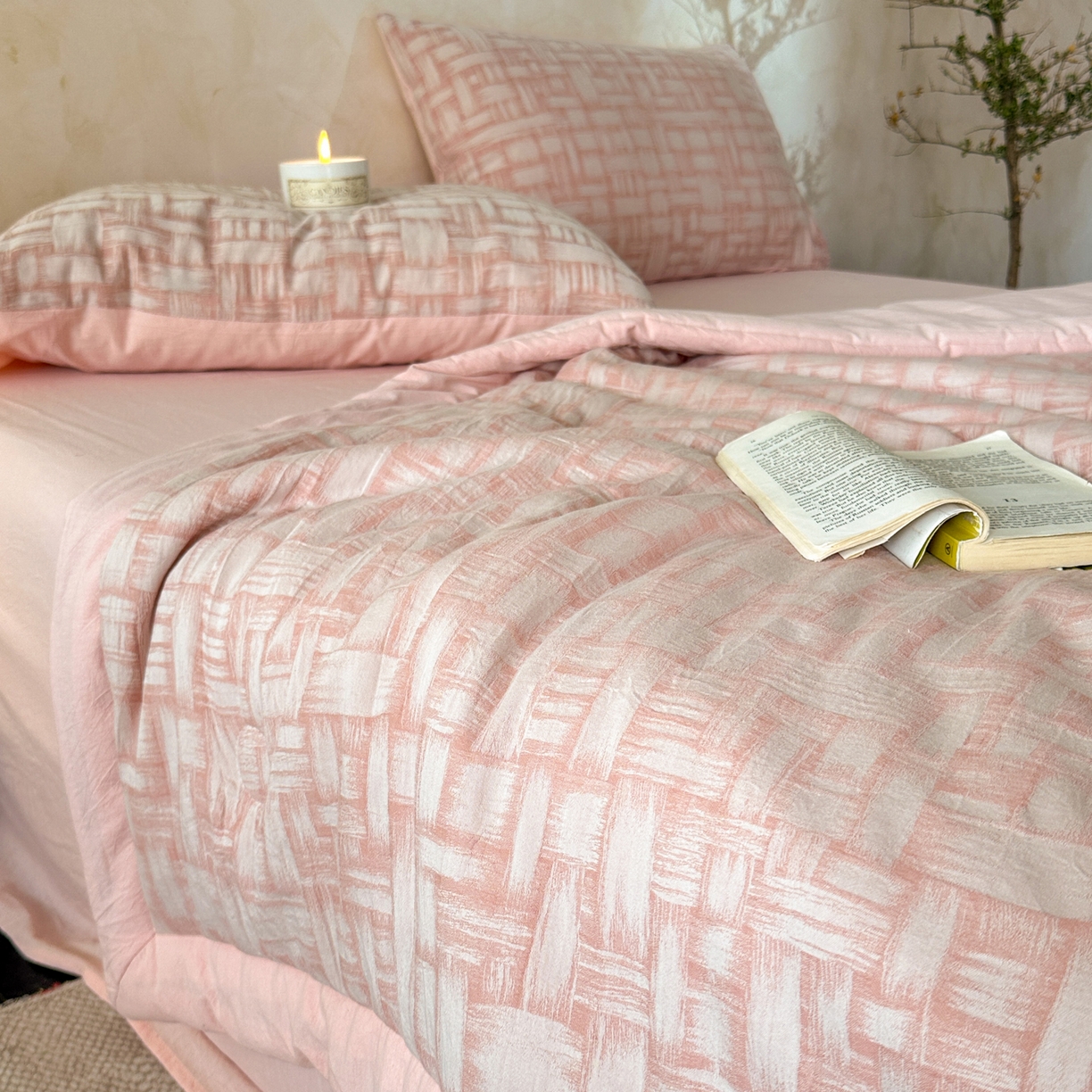 91家纺网 家纺一手货源 找家纺 如一 2026新款A类色织提花全棉双层纱水洗棉夏被夏凉被空调被四件套 浮光粉