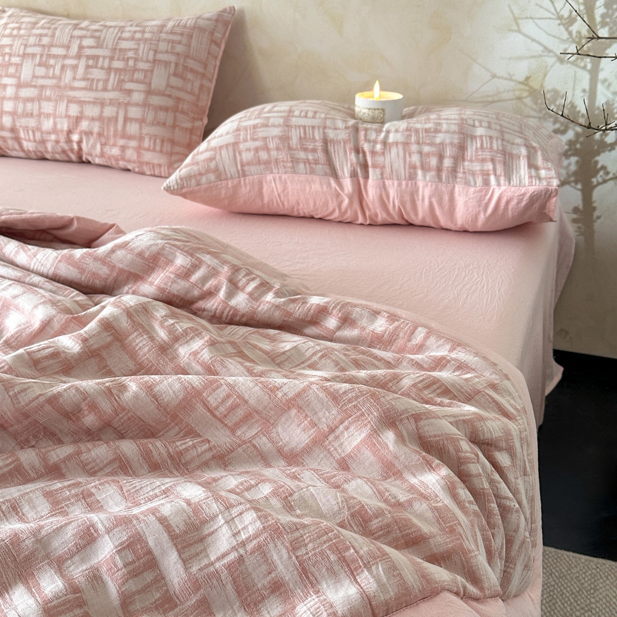 91家纺网 家纺一手货源 找家纺 如一 2026新款A类色织提花全棉双层纱水洗棉夏被夏凉被空调被四件套 浮光粉