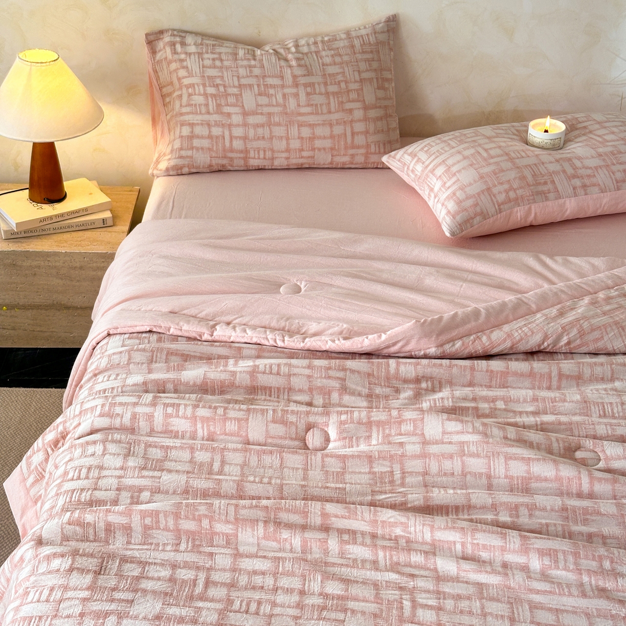 91家纺网 家纺一手货源 找家纺 如一 2026新款A类色织提花全棉双层纱水洗棉夏被夏凉被空调被四件套 浮光粉