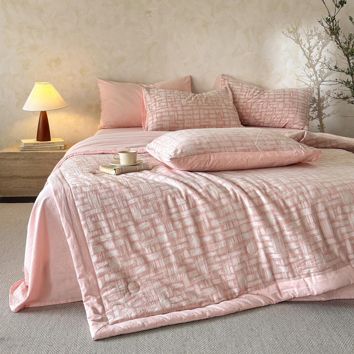 91家纺网 家纺一手货源 找家纺 如一 2026新款A类色织提花全棉双层纱水洗棉夏被夏凉被空调被四件套 浮光粉