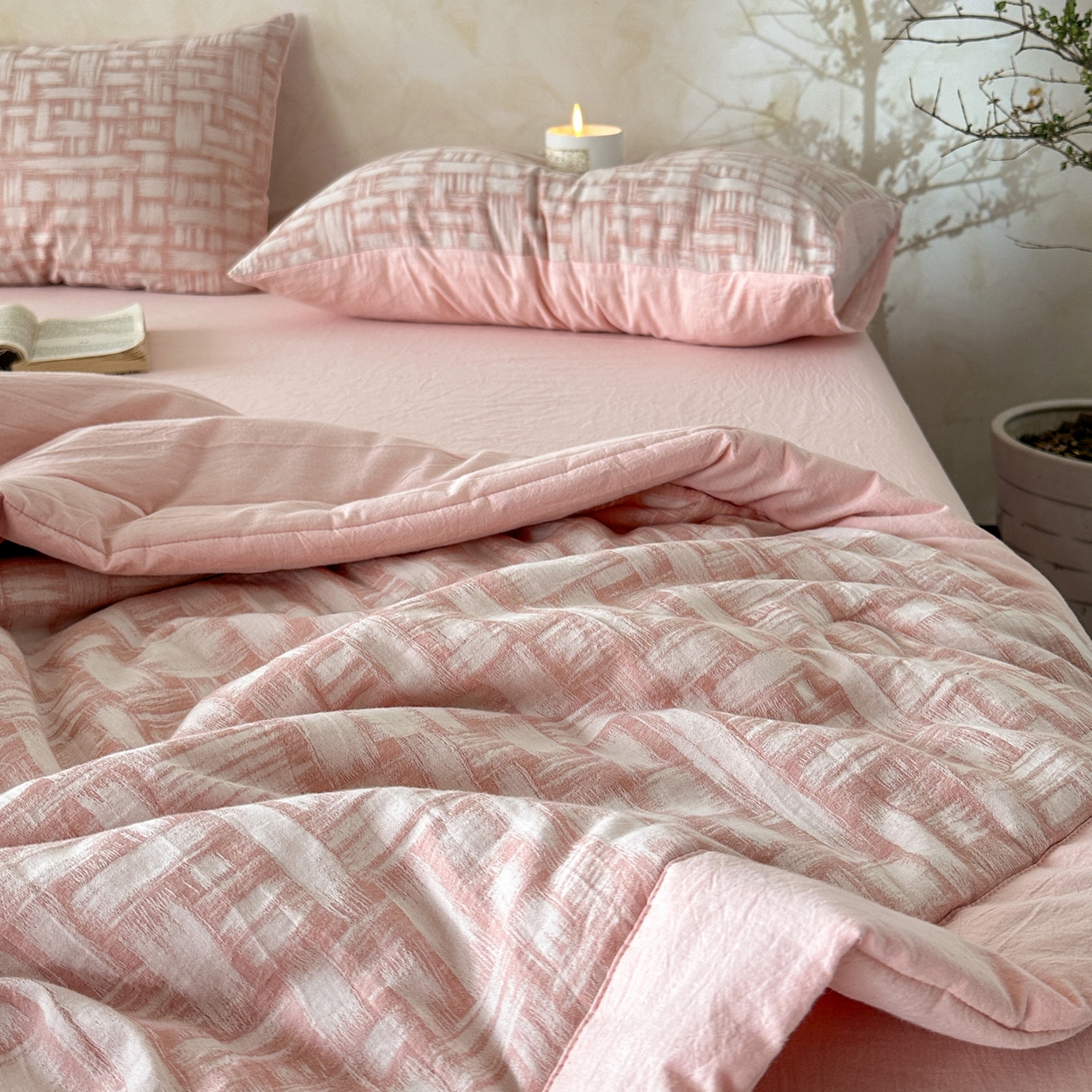 91家纺网 家纺一手货源 找家纺 如一 2026新款A类色织提花全棉双层纱水洗棉夏被夏凉被空调被四件套 浮光粉