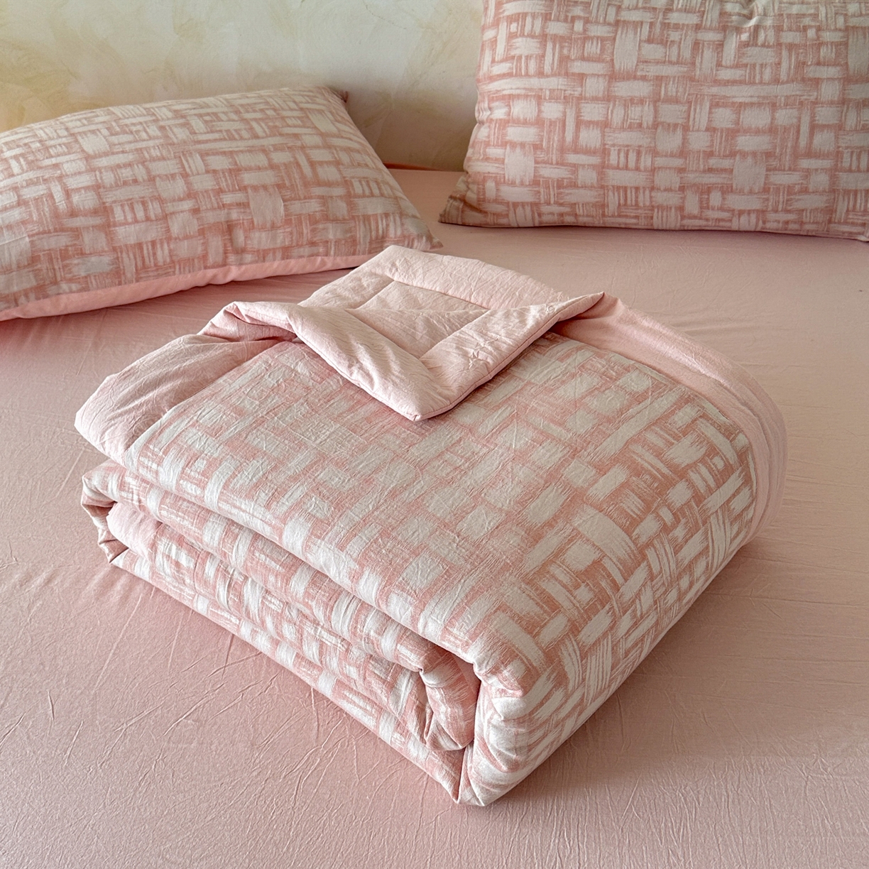 91家纺网 家纺一手货源 找家纺 如一 2026新款A类色织提花全棉双层纱水洗棉夏被夏凉被空调被四件套 浮光粉