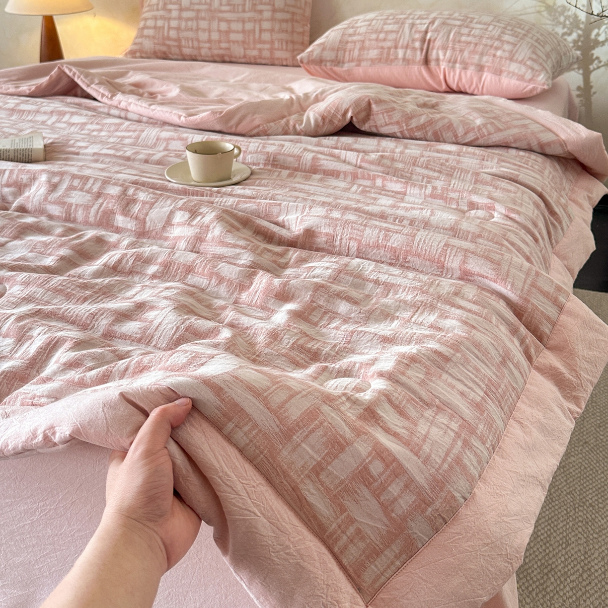 91家纺网 家纺一手货源 找家纺 如一 2026新款A类色织提花全棉双层纱水洗棉夏被夏凉被空调被四件套 浮光粉