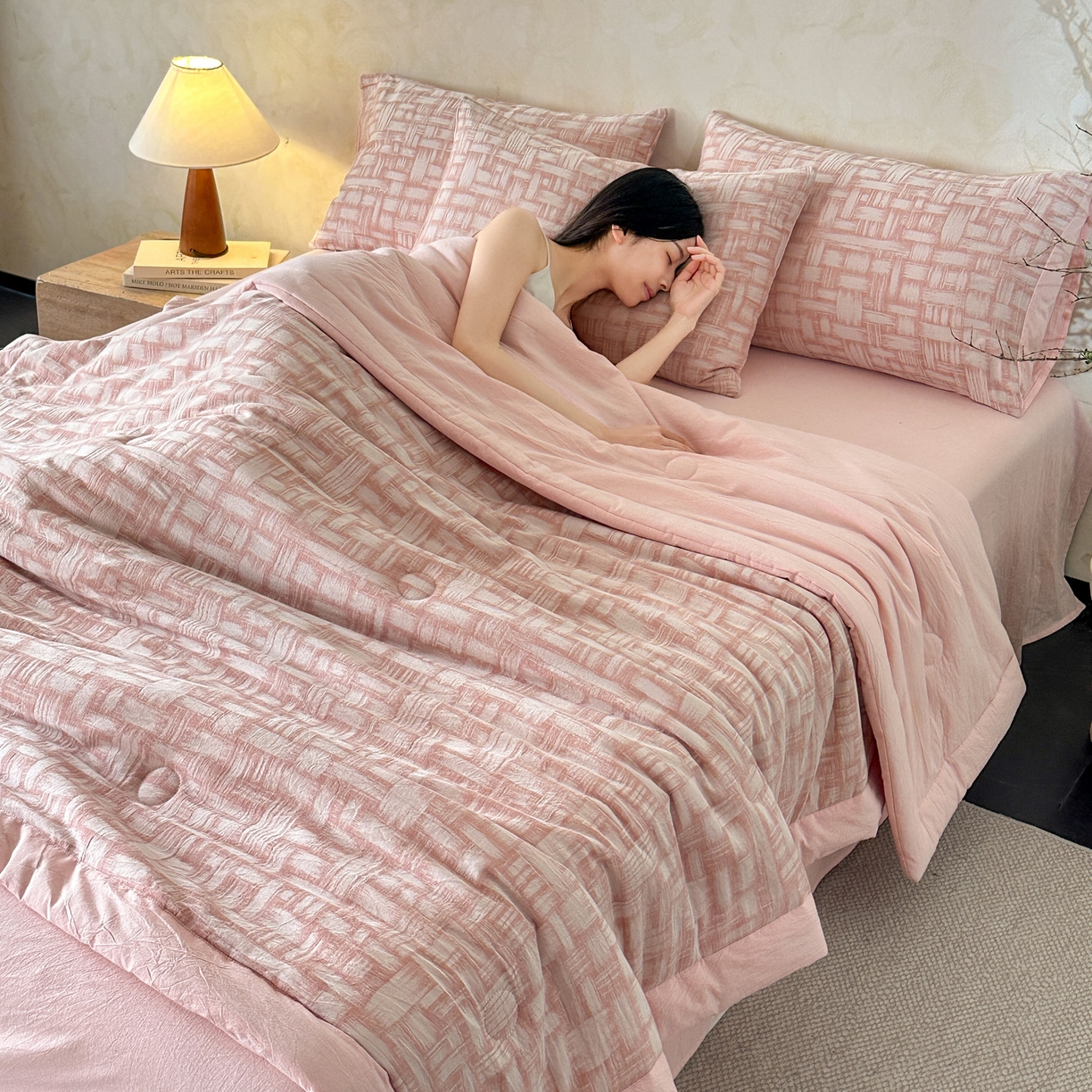 91家纺网 家纺一手货源 找家纺 如一 2026新款A类色织提花全棉双层纱水洗棉夏被夏凉被空调被四件套 浮光粉