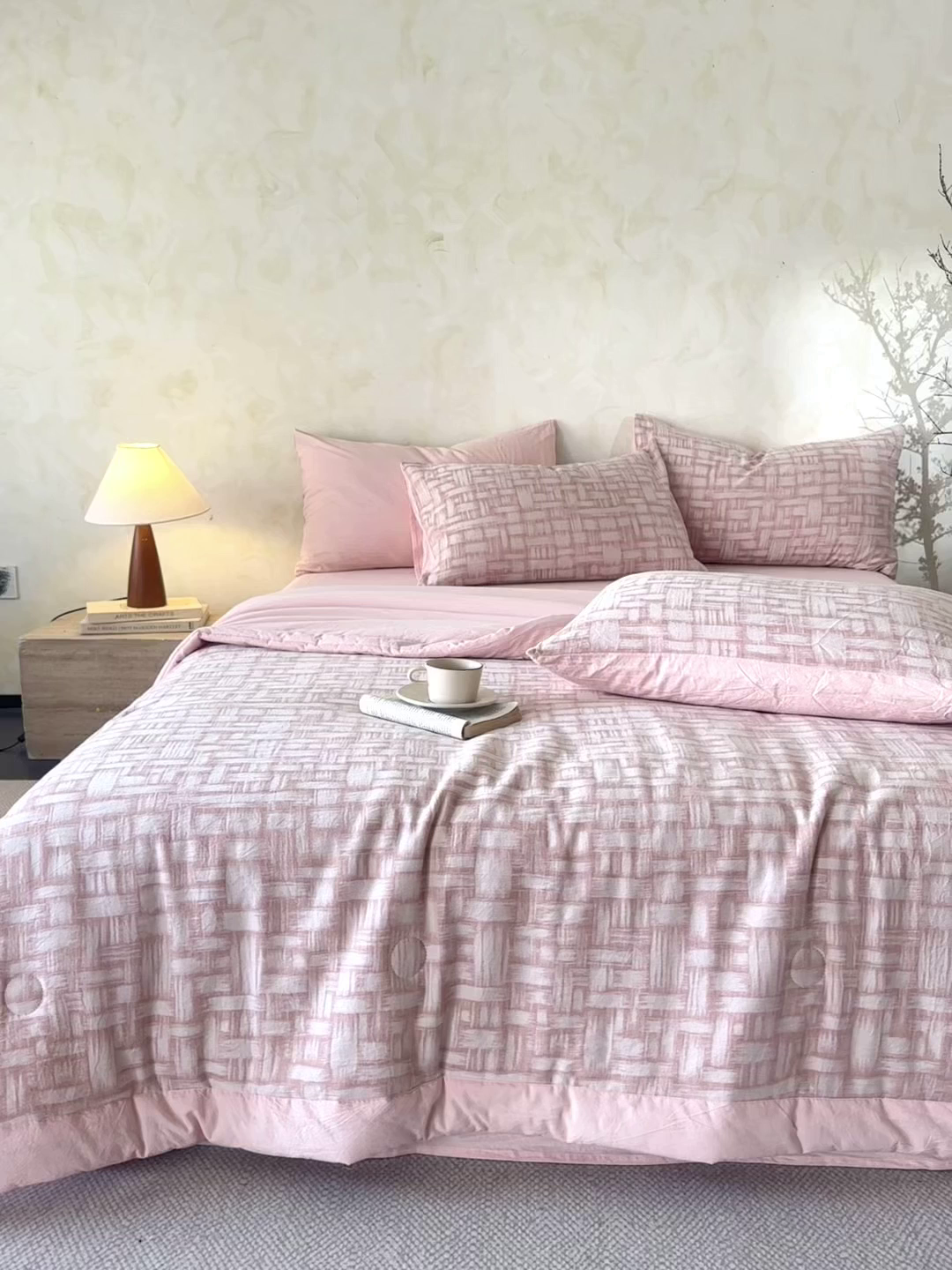 91家纺网 家纺一手货源 找家纺 如一 2026新款A类色织提花全棉双层纱水洗棉夏被夏凉被空调被四件套 浮光粉