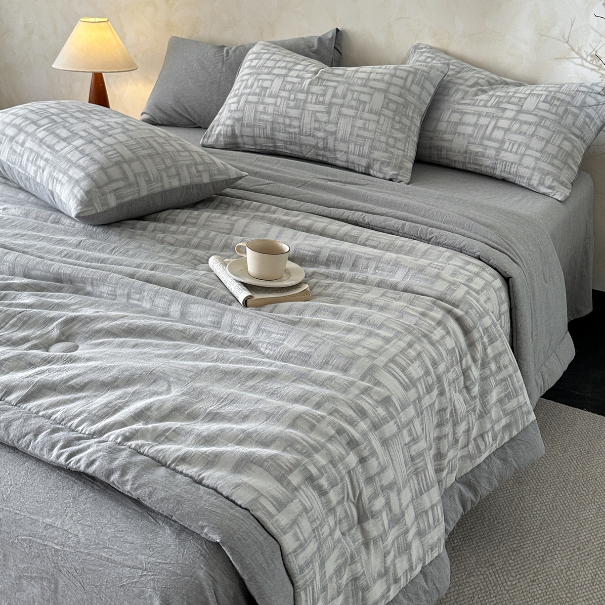 91家纺网 家纺一手货源 找家纺 如一 2026新款A类色织提花全棉双层纱水洗棉夏被夏凉被空调被四件套 浮光灰